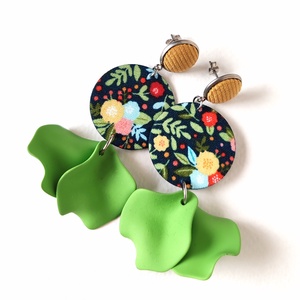 Sötétkék alapon színes virágos textilfülbevaló zöld szirmokkal, Ékszer, Fülbevaló, Lógó fülbevaló, Ékszerkészítés, MESKA