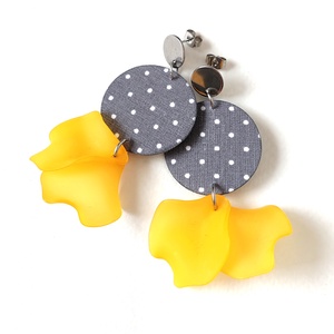 Szürke pöttyös textilfülbevaló sárga szirmokkal, Ékszer, Fülbevaló, Lógó fülbevaló, Ékszerkészítés, MESKA
