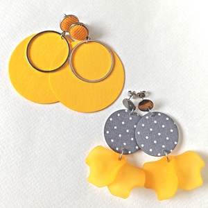 Szürke pöttyös textilfülbevaló sárga szirmokkal - ékszer - fülbevaló - lógó fülbevaló - Meska.hu