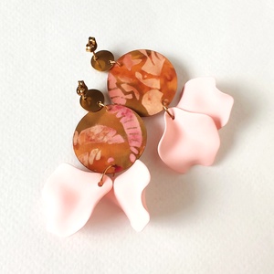 Batikolt hatású meleg barnás, narancsos textilfülbevaló barackszínű szirmokkal - ékszer - fülbevaló - lógó fülbevaló - Meska.hu