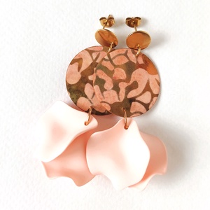 Batikolt hatású meleg barnás, narancsos textilfülbevaló barackszínű szirmokkal, Ékszer, Fülbevaló, Lógó fülbevaló, Ékszerkészítés, MESKA