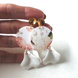 Halvány virágos, fehér textilfülbevaló szirmokkal - Meska.hu