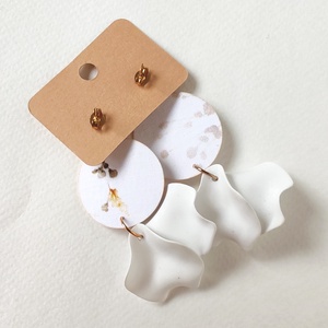 Halvány virágos, fehér textilfülbevaló szirmokkal - ékszer - fülbevaló - lógó fülbevaló - Meska.hu