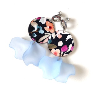 Sötétkék nagy virágmintás textilfülbevaló jégkék szirmokkal, Ékszer, Fülbevaló, Lógó fülbevaló, Ékszerkészítés, MESKA