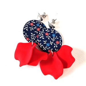 Sötétkék apró virágmintás textilfülbevaló piros szirmokkal, Ékszer, Fülbevaló, Lógó fülbevaló, Ékszerkészítés, MESKA