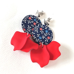 Sötétkék apró virágmintás textilfülbevaló piros szirmokkal - ékszer - fülbevaló - lógó fülbevaló - Meska.hu