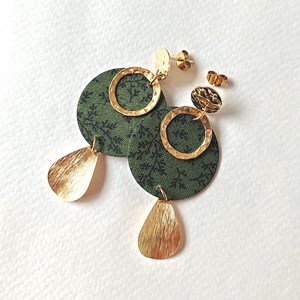 Spenótzöld ágacska mintás textilfülbevaló aranyozott nemesacél kiegészítőkkel - ékszer - fülbevaló - lógó fülbevaló - Meska.hu