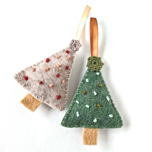Gyapjúfilc karácsonyfadísz, ajándékkísérő, 2 db natúr, zöld, Karácsony, Karácsonyi lakásdekoráció, Karácsonyfadíszek, Hímzés, Varrás, MESKA