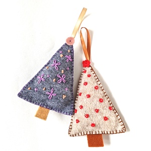 Gyapjúfilc karácsonyfadísz natúr, piros dísz gombokkal - karácsony - karácsonyi lakásdekoráció - karácsonyfadíszek - Meska.hu