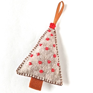Gyapjúfilc karácsonyfadísz natúr, piros dísz gombokkal, Karácsony, Karácsonyi lakásdekoráció, Karácsonyfadíszek, Hímzés, Varrás, MESKA