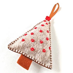 Gyapjúfilc karácsonyfadísz natúr, piros dísz gombokkal - karácsony - karácsonyi lakásdekoráció - karácsonyfadíszek - Meska.hu