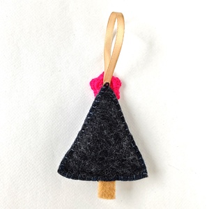 Gyapjúfilc karácsonyfadísz sötétszürke, pink - karácsony - karácsonyi lakásdekoráció - karácsonyfadíszek - Meska.hu