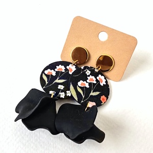 Fekete virágmintás textilfülbevaló fekete szirmokkal, Ékszer, Fülbevaló, Lógó fülbevaló, Ékszerkészítés, MESKA