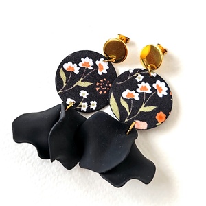 Fekete virágmintás textilfülbevaló fekete szirmokkal - ékszer - fülbevaló - lógó fülbevaló - Meska.hu