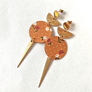 Mustársárga virágmintás textilfülbevaló aranyozott nemesacél kiegészítőkkel - ékszer - fülbevaló - lógó fülbevaló - Meska.hu