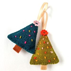 Gyapjúfilc karácsonyfadísz, ajándékkísérő, 2 db sötét és világos zöld, Karácsony, Karácsonyi lakásdekoráció, Karácsonyfadíszek, Hímzés, Varrás, MESKA