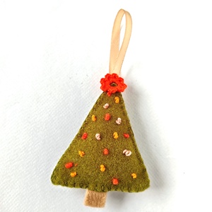 Gyapjúfilc karácsonyfadísz, ajándékkísérő, 2 db sötét és világos zöld - karácsony - karácsonyi lakásdekoráció - karácsonyfadíszek - Meska.hu