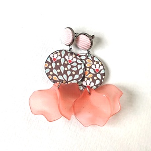 Szürke, rózsaszín virágmintás textilfülbevaló barackszínű szirmokkal - ékszer - fülbevaló - lógó fülbevaló - Meska.hu