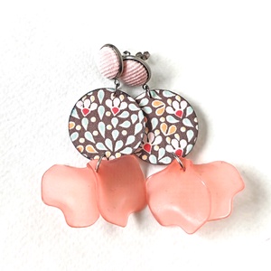 Szürke, rózsaszín virágmintás textilfülbevaló barackszínű szirmokkal - ékszer - fülbevaló - lógó fülbevaló - Meska.hu