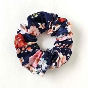 Sötétkék nagy virágmintás scrunchie, hajgumi - ruha & divat - hajdísz & hajcsat - hajgumi - Meska.hu