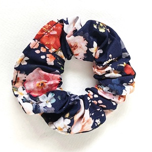 Sötétkék nagy virágmintás scrunchie, hajgumi, Ruha & Divat, Hajdísz & Hajcsat, Hajgumi, Varrás, MESKA