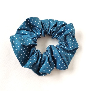 Türkizkék, fehér tűpetteyes scrunchie, hajgumi, Ruha & Divat, Hajdísz & Hajcsat, Hajgumi, Varrás, MESKA