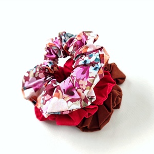 3 db scrunchie, hajgumi - barna alapon virágmintás, barna és pink scrunchie, hajgumi - ruha & divat - hajdísz & hajcsat - hajgumi - Meska.hu