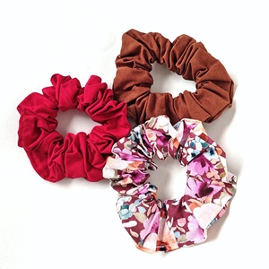 3 db scrunchie, hajgumi - barna alapon virágmintás, barna és pink scrunchie, hajgumi - Meska.hu
