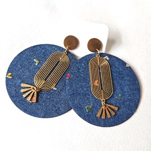 Farmer hatású, sötétkék, kis szivecskés nagyméretű textilfülbevaló arany kiegészítőkkel - ékszer - fülbevaló - lógó fülbevaló - Meska.hu
