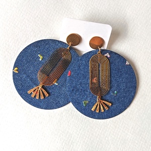 Farmer hatású, sötétkék, kis szivecskés nagyméretű textilfülbevaló arany kiegészítőkkel - ékszer - fülbevaló - lógó fülbevaló - Meska.hu