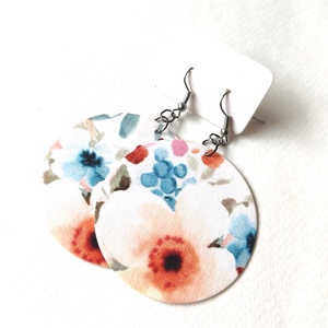 Fehér alapon nagy virágmintás nagyméretű textilfülbevaló - Meska.hu