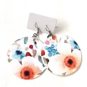 Fehér alapon nagy virágmintás nagyméretű textilfülbevaló - ékszer - fülbevaló - lógó fülbevaló - Meska.hu