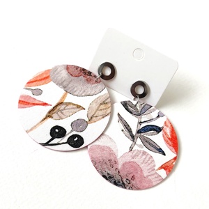 Fehér alapon pasztell virágmintás nagyméretű textilfülbevaló ezüst nemesacél bedugós résszel - ékszer - fülbevaló - lógó fülbevaló - Meska.hu