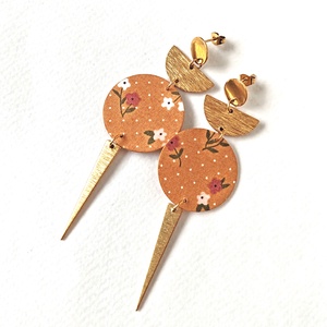 Mustársárga virágmintás textilfülbevaló aranyozott nemesacél kiegészítőkkel - ékszer - fülbevaló - lógó fülbevaló - Meska.hu