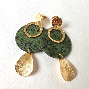 Spenótzöld ágacska mintás textilfülbevaló aranyozott nemesacél kiegészítőkkel - ékszer - fülbevaló - lógó fülbevaló - Meska.hu