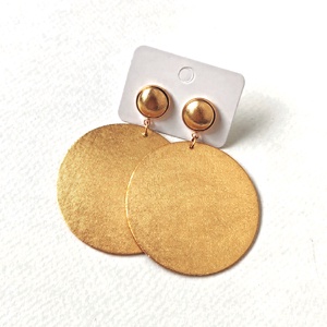 Arany színű metál hatású textilfülbevaló aranyozott nemesacél kiegészítőkkel - ékszer - fülbevaló - lógó fülbevaló - Meska.hu