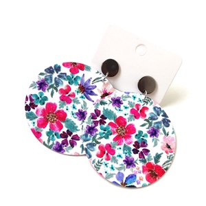 Fehér alapon hideg pink, lila, türkiz virágmintás nagyméretű textilfülbevaló ezüst nemesacél bedugós résszel, Ékszer, Fülbevaló, Lógó fülbevaló, Ékszerkészítés, MESKA