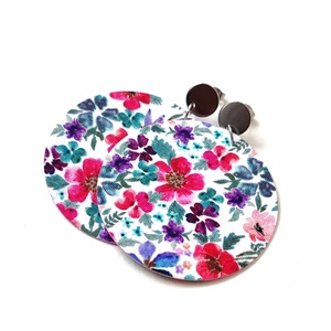 Fehér alapon hideg pink, lila, türkiz virágmintás nagyméretű textilfülbevaló ezüst nemesacél bedugós résszel - ékszer - fülbevaló - lógó fülbevaló - Meska.hu