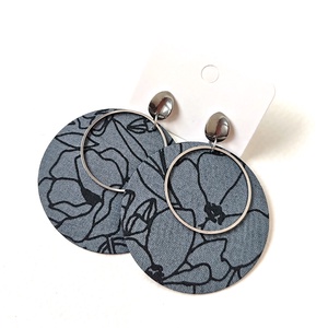 Szürkés vonalas virágmintás nagyméretű textilfülbevaló nemesacél bedugós résszel - ékszer - fülbevaló - lógó fülbevaló - Meska.hu