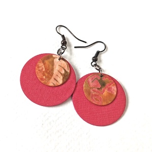 Meleg rózsaszín és batikolt hatású kisméretű textilfülbevaló, Ékszer, Fülbevaló, Lógó fülbevaló, Ékszerkészítés, MESKA