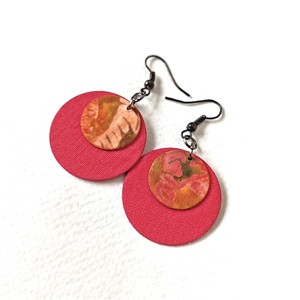 Meleg rózsaszín és batikolt hatású kisméretű textilfülbevaló - ékszer - fülbevaló - lógó fülbevaló - Meska.hu