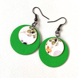Élénk zöld és fehér kis növénykés kisméretű textilfülbevaló, Ékszer, Fülbevaló, Lógó fülbevaló, Ékszerkészítés, MESKA
