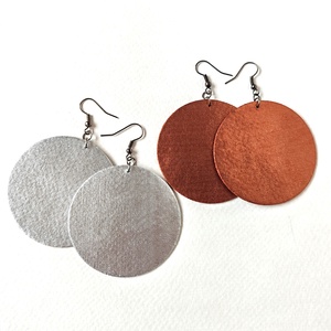 Ezüst színű metál hatású textilfülbevaló - ékszer - fülbevaló - lógó fülbevaló - Meska.hu