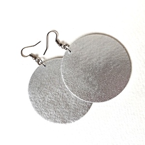 Ezüst színű metál hatású textilfülbevaló, Ékszer, Fülbevaló, Lógó fülbevaló, Ékszerkészítés, MESKA