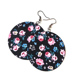 Fekete alapon rózsaszín, kék rózsás textilfülbevaló - ékszer - fülbevaló - lógó fülbevaló - Meska.hu
