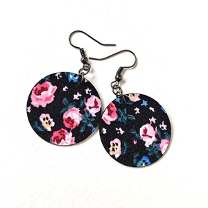 Fekete alapon rózsaszín, kék rózsás textilfülbevaló - ékszer - fülbevaló - lógó fülbevaló - Meska.hu
