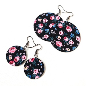 Fekete alapon rózsaszín, kék rózsás textilfülbevaló, Ékszer, Fülbevaló, Lógó fülbevaló, Ékszerkészítés, MESKA