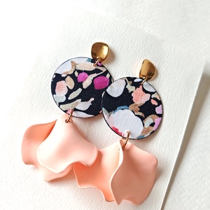 Sötétkék virágmintás textilfülbevaló barackszínű szirmokkal, Ékszer, Fülbevaló, Lógó fülbevaló, Ékszerkészítés, MESKA
