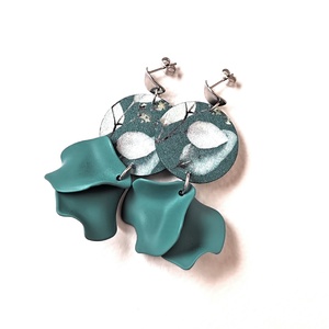 Pasztell türkizes, finom levélmintás textilfülbevaló türkiz szirmokkal, Ékszer, Fülbevaló, Lógó fülbevaló, Ékszerkészítés, MESKA