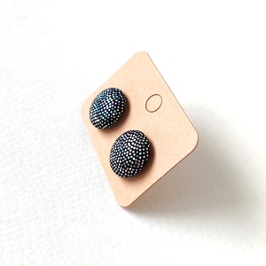 Ezüstösen csillogó textilfülbevaló - ékszer - fülbevaló - pötty fülbevaló - Meska.hu